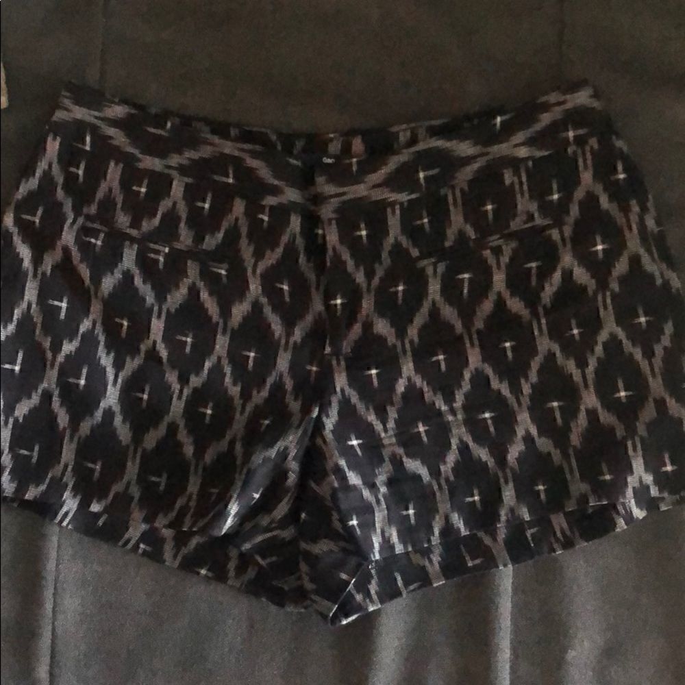 Like NEW Gap Black Shorts - Size 2 - Clasp Close